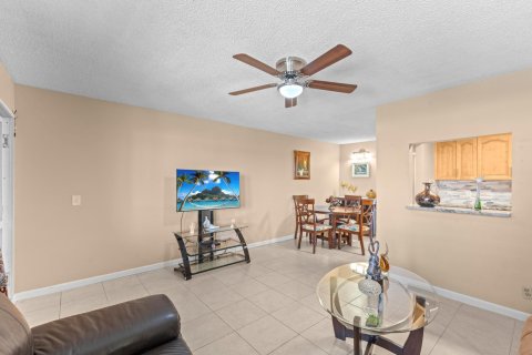 Condo in Palm Springs, Florida, 1 bedroom  № 1226647 - photo 18