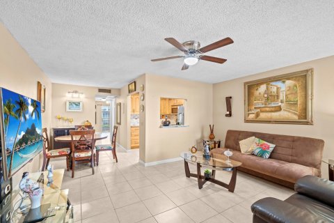 Condo in Palm Springs, Florida, 1 bedroom  № 1226647 - photo 19