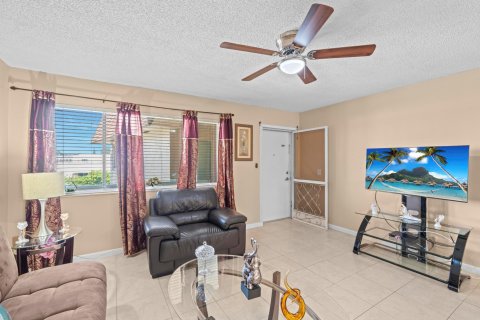 Condominio en venta en Palm Springs, Florida, 1 dormitorio, 59.64 m2 № 1226647 - foto 20