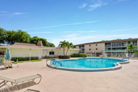 Condo in Palm Springs, Florida, 1 bedroom  № 1226647 - photo 1