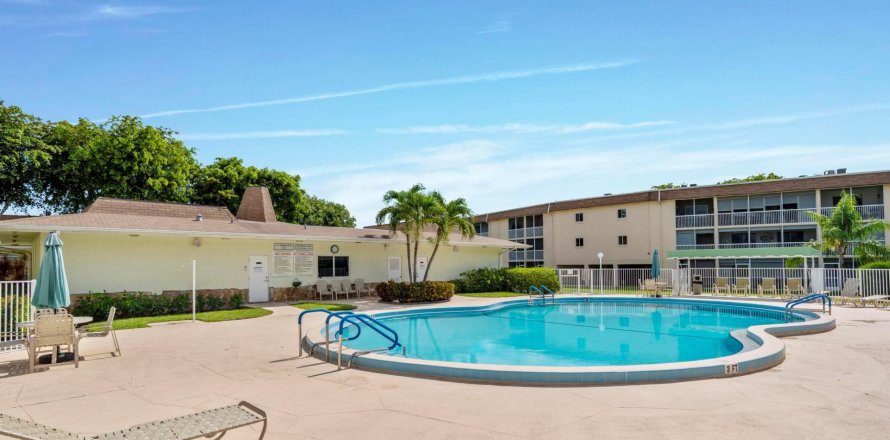 Condo in Palm Springs, Florida, 1 bedroom  № 1226647