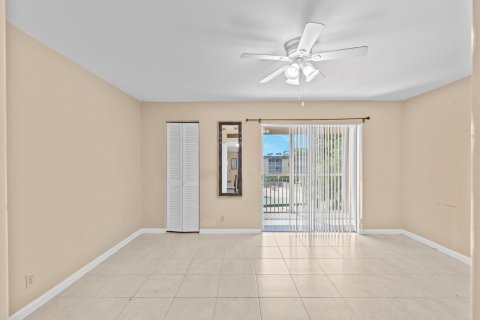 Condo in Palm Springs, Florida, 1 bedroom  № 1226647 - photo 10