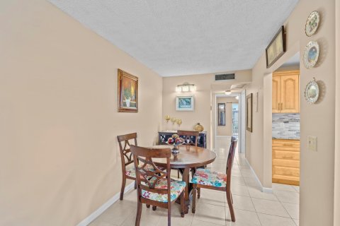 Condo in Palm Springs, Florida, 1 bedroom  № 1226647 - photo 17