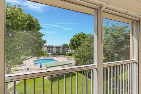 Condo in Palm Springs, Florida, 1 bedroom  № 1226647 - photo 6