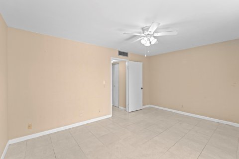 Condo in Palm Springs, Florida, 1 bedroom  № 1226647 - photo 8