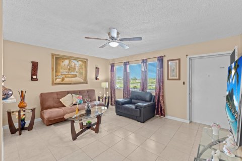 Condo in Palm Springs, Florida, 1 bedroom  № 1226647 - photo 21