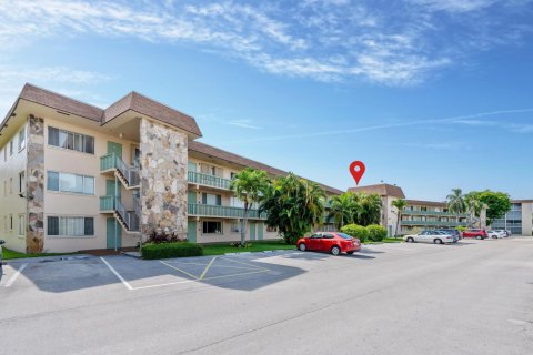 Condo in Palm Springs, Florida, 1 bedroom  № 1226647 - photo 25