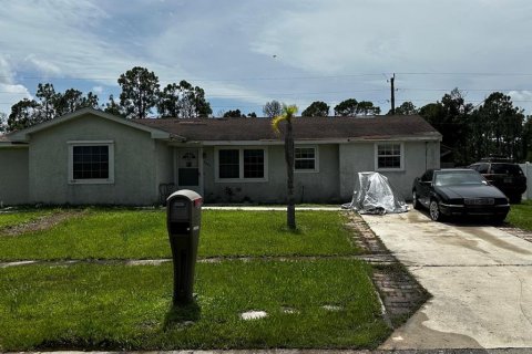 House in North Port, Florida 2 bedrooms, 120.49 sq.m. № 1339733 - photo 1