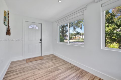 Propiedad comercial en venta en Hollywood, Florida, 180.69 m2 № 1423433 - foto 6