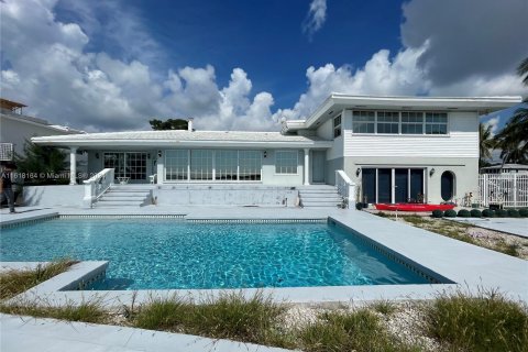 House in Miami, Florida 5 bedrooms, 299.15 sq.m. № 1239457 - photo 1