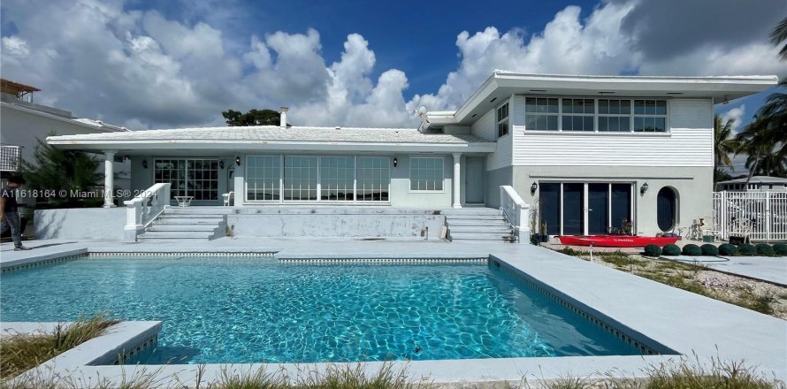 House in Miami, Florida 5 bedrooms, 299.15 sq.m. № 1239457