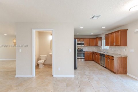 House in Vero Beach, Florida 3 bedrooms, 241.55 sq.m. № 1241611 - photo 7