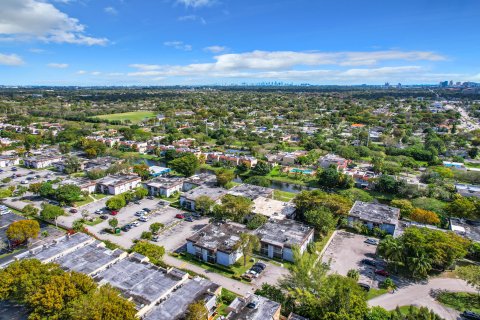 Condo in Miami, Florida, 2 bedrooms  № 1041063 - photo 3