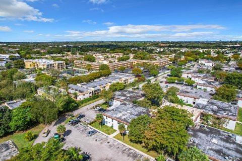 Condo in Miami, Florida, 2 bedrooms  № 1041063 - photo 1