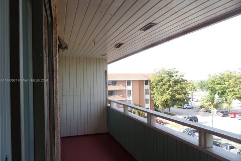 Condominio en venta en Hialeah, Florida, 1 dormitorio, 61.32 m2 № 1325366 - foto 11