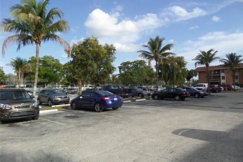 Condominio en venta en Hialeah, Florida, 1 dormitorio, 61.32 m2 № 1325366 - foto 6