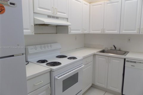 Condominio en venta en Hialeah, Florida, 1 dormitorio, 61.32 m2 № 1325366 - foto 8