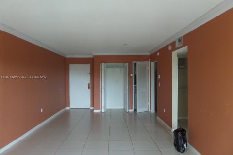 Condominio en venta en Hialeah, Florida, 1 dormitorio, 61.32 m2 № 1325366 - foto 13