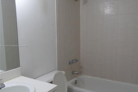 Condo in Hialeah, Florida, 1 bedroom  № 1325366 - photo 9