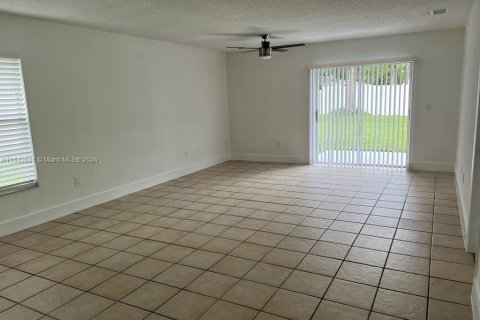 Immobilier commercial à vendre à Cape Coral, Floride: 210.52 m2 № 1040192 - photo 5