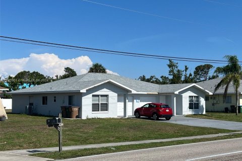 Immobilier commercial à vendre à Cape Coral, Floride: 210.52 m2 № 1040192 - photo 1