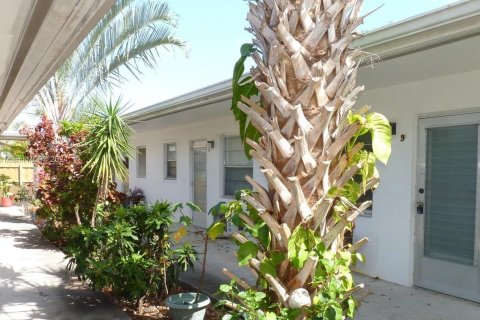 Condo in Lake Worth, Florida, 2 bedrooms  № 1443356 - photo 1