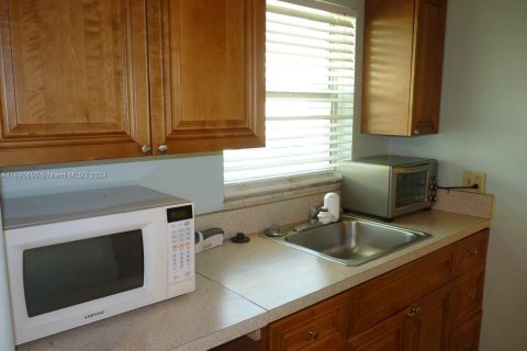 Condo in Lake Worth, Florida, 2 bedrooms  № 1443356 - photo 5