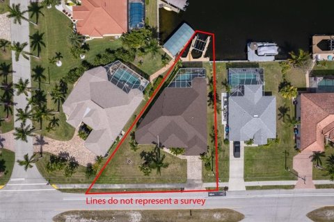 House in Cape Coral, Florida 3 bedrooms, 241.27 sq.m. № 1066592 - photo 3