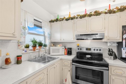 Condo in Sunrise, Florida, 2 bedrooms  № 1327961 - photo 3