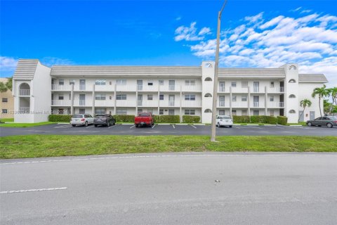 Condo in Sunrise, Florida, 2 bedrooms  № 1327961 - photo 16