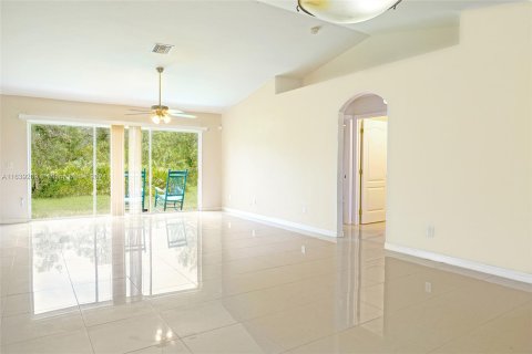 House in Lehigh Acres, Florida 3 bedrooms, 130.81 sq.m. № 1327962 - photo 6