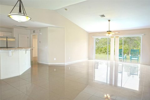 House in Lehigh Acres, Florida 3 bedrooms, 130.81 sq.m. № 1327962 - photo 5