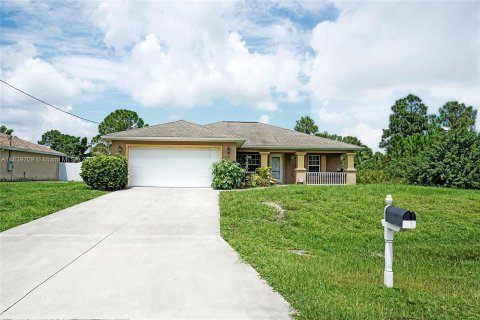 Villa ou maison à vendre à Lehigh Acres, Floride: 3 chambres, 130.81 m2 № 1327962 - photo 1