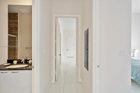 Condo in Sunny Isles Beach, Florida, 2 bedrooms  № 1331474 - photo 25