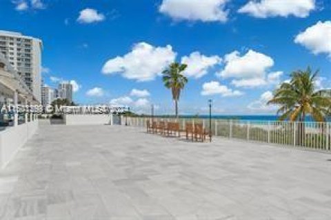 Condo in Miami Beach, Florida, 1 bedroom  № 1216519 - photo 18