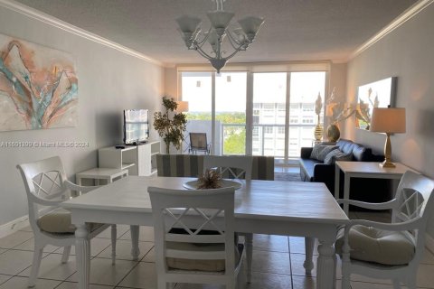 Condo in Miami Beach, Florida, 1 bedroom  № 1216519 - photo 8