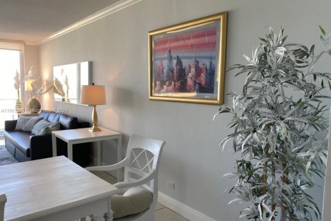 Condo in Miami Beach, Florida, 1 bedroom  № 1216519 - photo 9