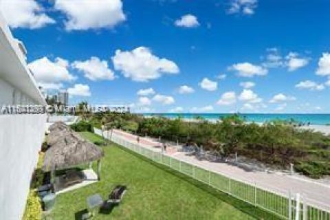 Condo in Miami Beach, Florida, 1 bedroom  № 1216519 - photo 21