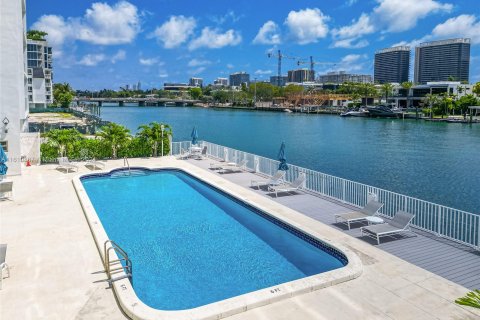 Condo in Bay Harbor Islands, Florida, 1 bedroom  № 1233124 - photo 24