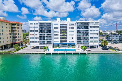 Condo in Bay Harbor Islands, Florida, 1 bedroom  № 1233124 - photo 3