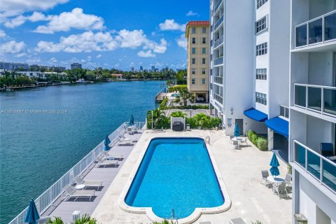 Copropriété à vendre à Bay Harbor Islands, Floride: 1 chambre, 96.62 m2 № 1233124 - photo 25