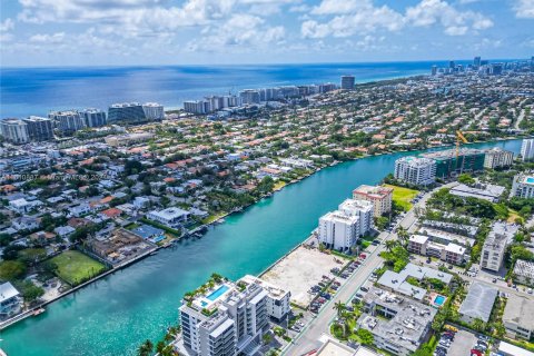 Condo in Bay Harbor Islands, Florida, 1 bedroom  № 1233124 - photo 26