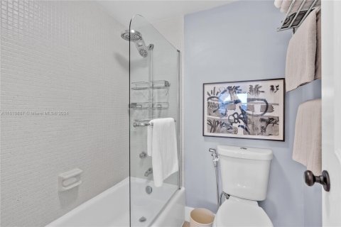 Condo in Bay Harbor Islands, Florida, 1 bedroom  № 1233124 - photo 19