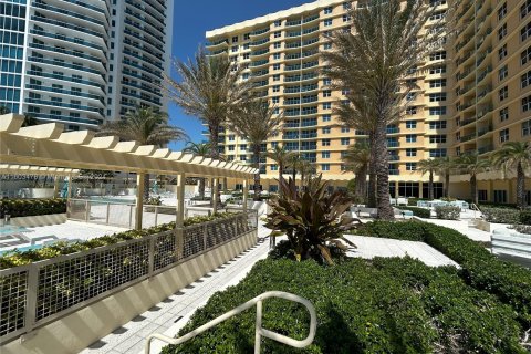 Condo in Hollywood, Florida, 1 bedroom  № 1225050 - photo 23