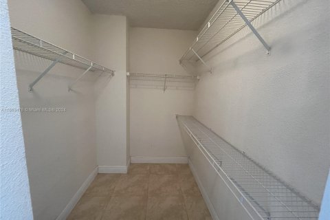 Condo in Hollywood, Florida, 1 bedroom  № 1225050 - photo 17