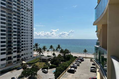 Condo in Hollywood, Florida, 1 bedroom  № 1225050 - photo 13