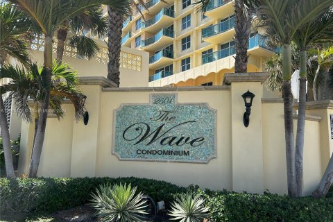 Condo in Hollywood, Florida, 1 bedroom  № 1225050 - photo 1