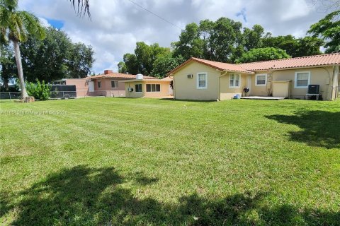 Casa en alquiler en Miami Springs, Florida, 3 dormitorios, 177.54 m2 № 1333539 - foto 5