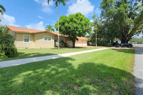 Casa en alquiler en Miami Springs, Florida, 3 dormitorios, 177.54 m2 № 1333539 - foto 3