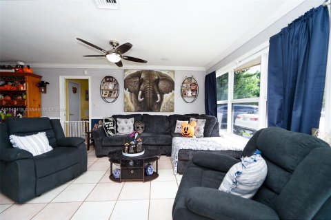 House in North Miami Beach, Florida 5 bedrooms, 209.77 sq.m. № 1333542 - photo 4